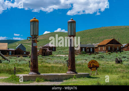 Bodie, en Californie / Etats-Unis - Juillet 11, 2019 : pompes à essence en Bodie State Historic Park Banque D'Images