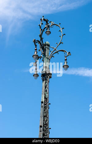 Un bronze lampe rue / lampadaire à Schaerbeek, Bruxelles, conçu par Jacques de Lalaing Banque D'Images