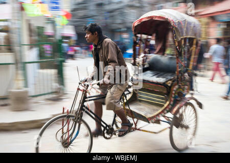 Nepali man riding son cycle rickshaw dans Thahity Chowk, Katmandou, Népal Banque D'Images