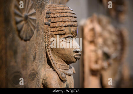 Londres. L'Angleterre. Les bronzes du Bénin sur l'affichage au British Museum, plaques de laiton à partir de la cour royale palais du royaume de Bénin, 16-17ème siècle. Banque D'Images