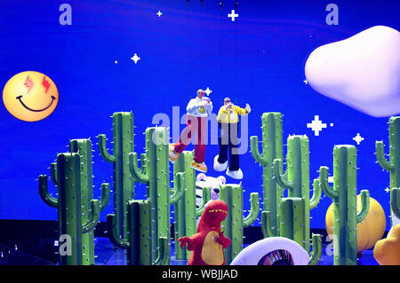 J Balvin et Bad Bunny sur scène au MTV Video Music Awards 2019 qui a eu lieu au Prudential Center de Newark, New Jersey. Banque D'Images