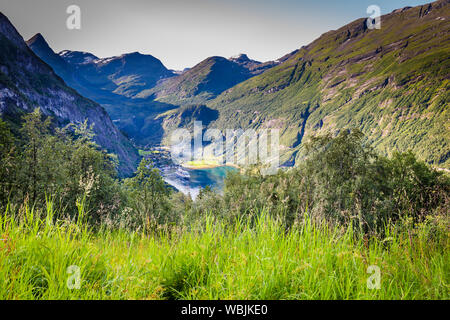 Vue aérienne sur la ville de Geiranger fjord, port et en More og Romsdal comté en Norvège célèbre pour son magnifique bateau dans le fjord. Banque D'Images