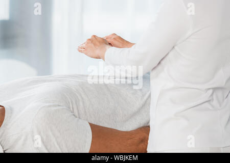 Portrait de guérisseur mettant les mains au-dessus du corps de l'homme Banque D'Images