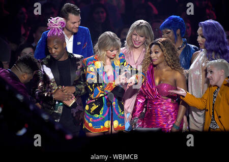 Taylor Swift recueille son prix pour la vidéo de l'année sur scène au MTV Video Music Awards 2019 qui a eu lieu au Prudential Center de Newark, New Jersey. Banque D'Images