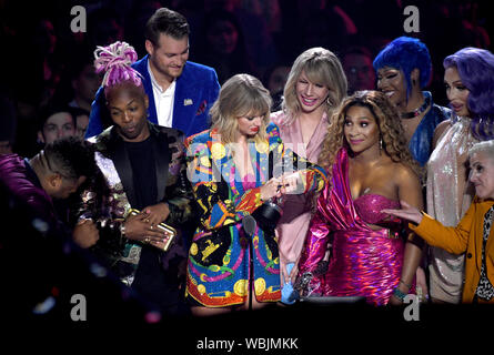 Taylor Swift recueille son prix pour la vidéo de l'année sur scène au MTV Video Music Awards 2019 qui a eu lieu au Prudential Center de Newark, New Jersey. Banque D'Images