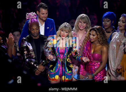 Taylor Swift recueille son prix pour la vidéo de l'année sur scène au MTV Video Music Awards 2019 qui a eu lieu au Prudential Center de Newark, New Jersey. Banque D'Images