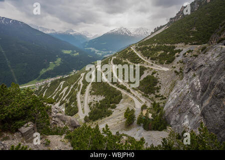 Courbe en forme de U route vers Tours de Fraele, une attraction touristique dans le Nord de la Valteline, en Italie. Banque D'Images