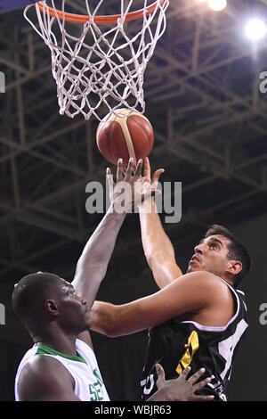 (190827) -- SUZHOU, 27 août 2019 (Xinhua) -- Ahmad al Dwairi (R) de la Jordanie va pour le panier au cours d'un match contre le Sénégal à l'International Basketball Challenge 2019 Suzhou Suzhou, dans la province du Jiangsu en Chine de l'Est, le 27 août, 2019. (Xinhua/Li Bo) Banque D'Images