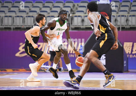 (190827) -- SUZHOU, 27 août 2019 (Xinhua) -- Maurice Ndour (C) du Sénégal brise lors d'un match contre la Jordanie à l'International Basketball Challenge 2019 Suzhou Suzhou, dans la province du Jiangsu en Chine de l'Est, le 27 août, 2019. (Xinhua/Li Bo) Banque D'Images