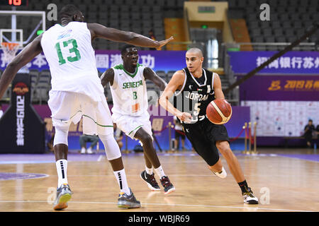 (190827) -- SUZHOU, 27 août 2019 (Xinhua) -- Fadi Ibrahim (R) de la Jordanie brise lors d'un match contre le Sénégal à l'International Basketball Challenge 2019 Suzhou Suzhou, dans la province du Jiangsu en Chine de l'Est, le 27 août, 2019. (Xinhua/Li Bo) Banque D'Images