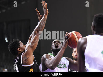 (190827) -- SUZHOU, 27 août 2019 (Xinhua) -- Youssoupha Ndoye (C) du Sénégal est en concurrence pendant le match entre la Jordanie et le Sénégal à l'International Basketball Challenge 2019 Suzhou Suzhou, dans la province du Jiangsu en Chine de l'Est, le 27 août, 2019. (Xinhua/Li Bo) Banque D'Images