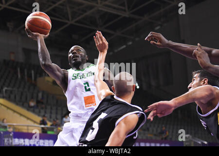 (190827) -- SUZHOU, 27 août 2019 (Xinhua) -- Djilril Thiam (L) du Sénégal est en concurrence pendant le match entre la Jordanie et le Sénégal à l'International Basketball Challenge 2019 Suzhou Suzhou, dans la province du Jiangsu en Chine de l'Est, le 27 août, 2019. (Xinhua/Li Bo) Banque D'Images