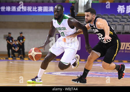 (190827) -- SUZHOU, 27 août 2019 (Xinhua) -- Lamine Sambe (L) du Sénégal est en concurrence pendant le match entre la Jordanie et le Sénégal à l'International Basketball Challenge 2019 Suzhou Suzhou, dans la province du Jiangsu en Chine de l'Est, le 27 août, 2019. (Xinhua/Li Bo) Banque D'Images