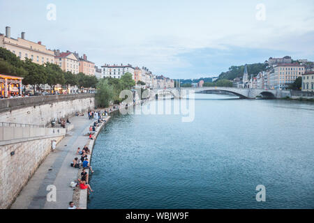 LYON, FRANCE - 17 juillet 2019 - Panorama de la Saône et les quais de Saône rive et riverside dans le centre-ville de Lyon, avec un accent sur la P Banque D'Images