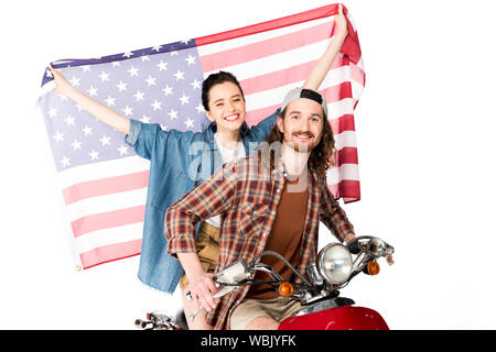 Belle jeune fille et jeune homme assis sur un scooter rouge et holding American flag isolated on white Banque D'Images