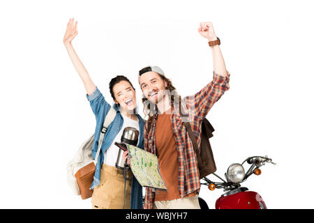 Happy girl et le jeune homme de mains en l'air, tenant la carte et debout près de scooter rouge isolated on white Banque D'Images