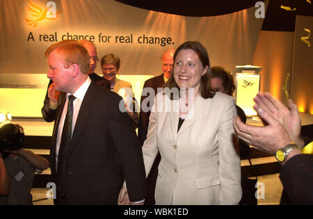 Parti Libdem rassemblement à Édimbourg, Meadowbank ce soir ( LE MARDI 29/5/01) qui a été adressée par leader Charles Kennedy, député. Charles Kennedy et sa petite amie Sarah Gurling prendre les applaudissements qu'il quitte le rallye. Banque D'Images