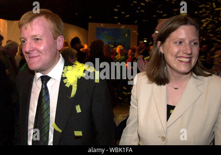 Parti Libdem rassemblement à Édimbourg, Meadowbank ce soir ( LE MARDI 29/5/01) qui a été adressée par leader Charles Kennedy, député. Charles Kennedy et sa petite amie Sarah Gurling prendre les applaudissements qu'il quitte le rallye. Banque D'Images