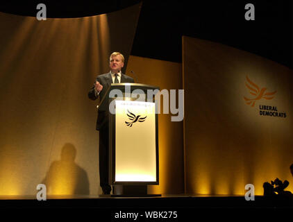 Libdem rassemblement à Édimbourg, Meadowbank ce soir ( LE MARDI 29/5/01) qui a été adressée par leader Charles Kennedy MP. Banque D'Images