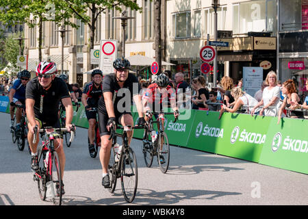 Les cyclistes lors de la course de cyclisme 2019 Euroeyes Cyclassics à Hambourg, Allemagne vu par les spectateurs de la rue Banque D'Images