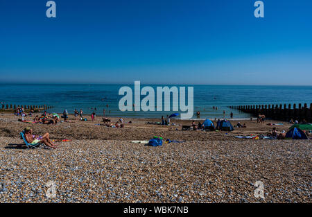 Plage de galets à Eastbourne Banque Août le temps des vacances Banque D'Images