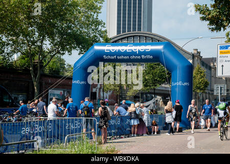 A partir / Ligne d'arrivée à la compétition de vélo 2019 Euroeyes Cyclassics à Hambourg, Allemagne Banque D'Images