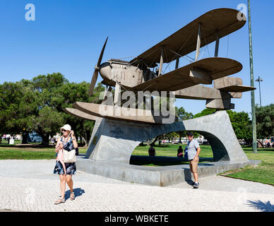 Statue de la Santa Cruz d'hydravions Fairey utilisé par Coutinho et Cabral pour leur vol transatlantique, Belém, Lisbonne, Portugal Banque D'Images