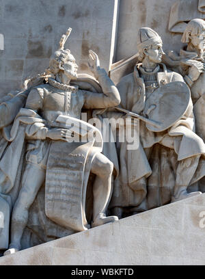 Luis Vaz de Camoes et Nuno Goncalves sur le Monument des Découvertes du nouveau monde, Belém, Lisbonne, Portugal. Banque D'Images