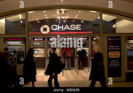 Tôt le matin, les navetteurs utilisent un système de direction de la Chase Bank à Grand Central Station à New York. Banque D'Images