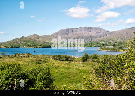 Photo de la magnifique baie d'Adrigole au pied des montagnes Acha et Hungry Hill.le comté de Cork, Irlande. Banque D'Images