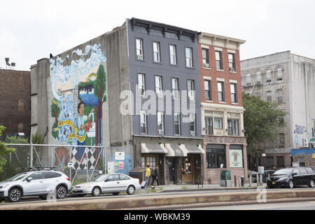 Un couple de vieux immeubles avec une peinture murale le long de la 4ème Avenue dans la section de Park Slope, Brooklyn, New York. Banque D'Images