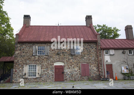 La structure actuelle est une reconstruction de 1933, à l'aide de certains matériaux d'origine, de la Vechte-Cortelyou House, qui a été détruit en 1897. La maison originale a été une partie importante de la bataille de Long Island 1776 pendant la guerre de la Révolution américaine. La vieille maison en pierre est une maison située dans le quartier de Park Slope, Brooklyn, New York.[2][3] L'ancienne maison en pierre est située à l'intérieur de la J. J. Byrne, aire à Washington Park, sur la 3e Rue, entre la 4e et 5e Avenues. Banque D'Images