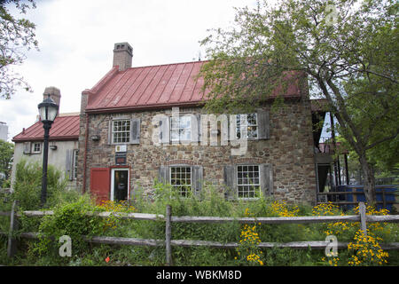 La structure actuelle est une reconstruction de 1933, à l'aide de certains matériaux d'origine, de la Vechte-Cortelyou House, qui a été détruit en 1897. La maison originale a été une partie importante de la bataille de Long Island 1776 pendant la guerre de la Révolution américaine. La vieille maison en pierre est une maison située dans le quartier de Park Slope, Brooklyn, New York.[2][3] L'ancienne maison en pierre est située à l'intérieur de la J. J. Byrne, aire à Washington Park, sur la 3e Rue, entre la 4e et 5e Avenues. Banque D'Images