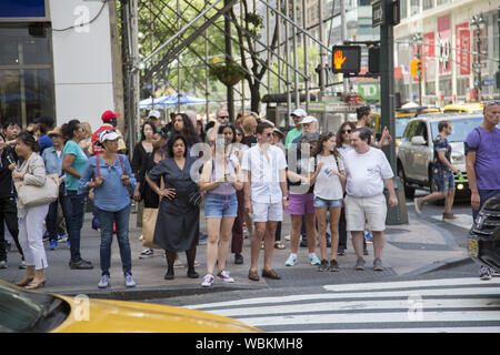 Des foules de gens sont toujours en mouvement autour de Broadway et de la 34e rue, un commerçant à Manhattan. Banque D'Images