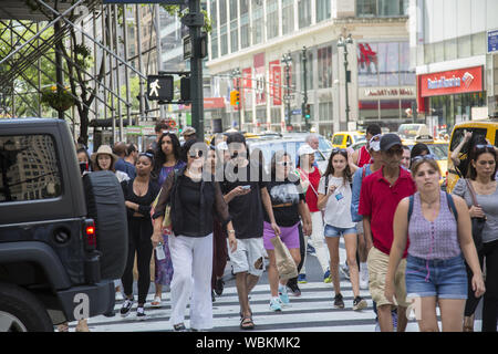 Des foules de gens sont toujours en mouvement autour de Broadway et de la 34e rue, un commerçant à Manhattan. Banque D'Images