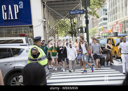 Des foules de gens sont toujours en mouvement autour de Broadway et de la 34e rue, un commerçant à Manhattan. Banque D'Images