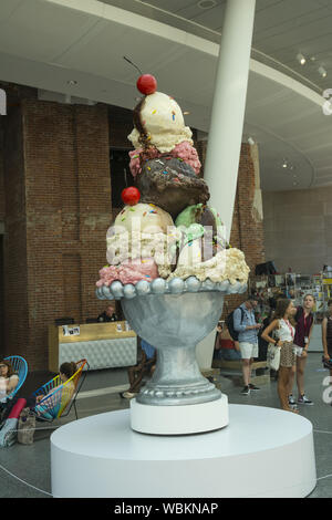 La crème glacée surdimensionnés dimanche par Jen Catron et Paul Outlaw au Brooklyn Museum,. Banque D'Images