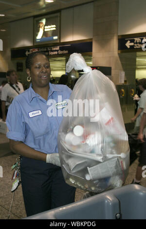 Juin, 2004, de garde au travailleur de Penn Station à New York. Banque D'Images