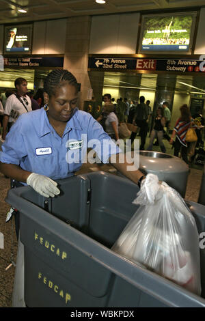 Juin, 2004, de garde au travailleur de Penn Station à New York. Banque D'Images