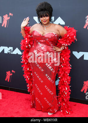 Newark, États-Unis. Août 26, 2019. NEWARK, NEW JERSEY, USA - AOÛT 26 Singer Lizzo portant une robe Moschino personnalisé arrive à la 2019 MTV Video Music Awards s'est tenue à la Prudential Center le 26 août 2019 à Newark, New Jersey, United States. (Photo par Xavier Collin/Image Crédit : Agence de Presse) L'agence de presse Image/Alamy Live News Crédit : Image Press Agency/Alamy Live News Banque D'Images