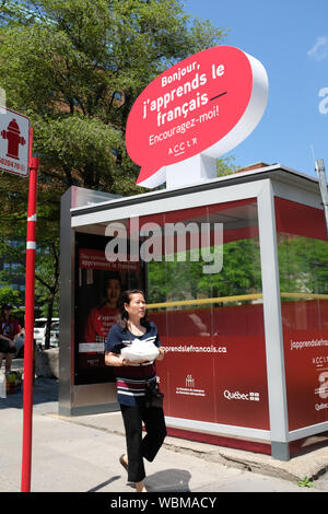 Les Chinois en face de signe encourageant les gens à interagir dans la langue française avec des immigrants au Québec, Montréal Quartier chinois Banque D'Images
