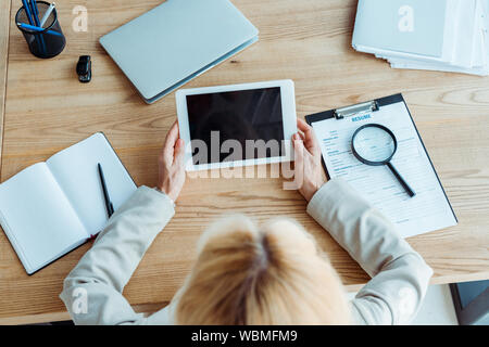 Vue de dessus du recruteur holding digital tablet avec écran vide Banque D'Images