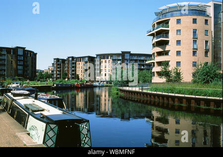 Nouveaux appartements le long de la rivière Lea près de St James Park, London, North East London UK Banque D'Images