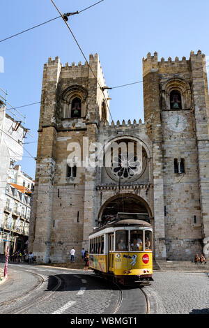 La Cathédrale de Lisbonne et tram vintage, Alfama, Lisbonne, Portugal. Banque D'Images