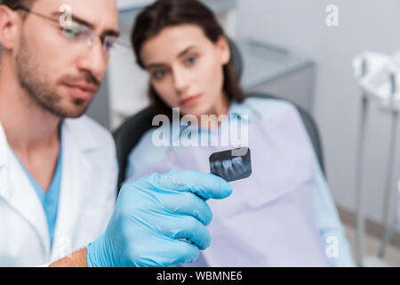 Focus sélectif de l'homme en gants latex holding x-ray près de femme Banque D'Images