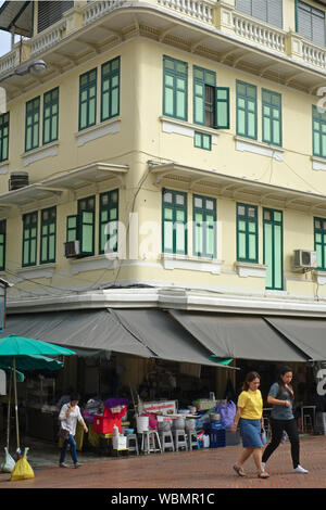 Une maison traditionnelle Thai-Chinese à Saphan Han, un pont au-dessus d'un klong (canal), dans le quartier chinois / Pahurat salon, une zone commerciale de Bangkok, Thaïlande Banque D'Images