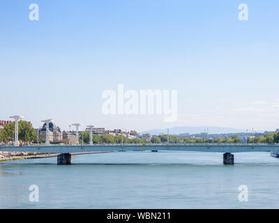 Pont de la Guillotiere pont de Lyon, France plus d'un panorama de la rive du rhône (Quais de Rhone) avec les anciens bâtiments et points de repère Banque D'Images