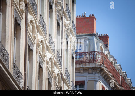 Façades de style haussmannien typique, du 19ème siècle, dans les centres-villes traditionnels des grandes villes françaises, comme Paris et Lyon, avec leurs traditiona Banque D'Images