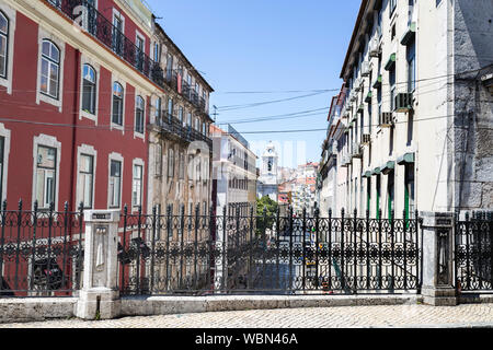Vue de la rue São Paulo dans les vieux quartiers de Lisbonne, Portugal. Banque D'Images
