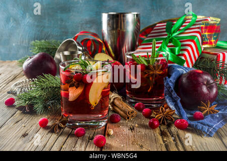 Sangria cocktail chaud d'hiver avec des pommes rouges, du vin, de canneberge, de romarin et d'épices, noël background copy space Banque D'Images